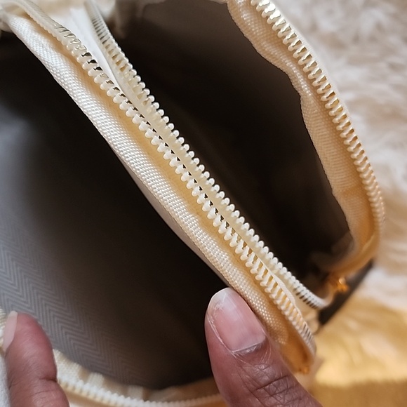 Modern & Chic Vegan Leather Ivory Sling Bag - Picture 3 of 5